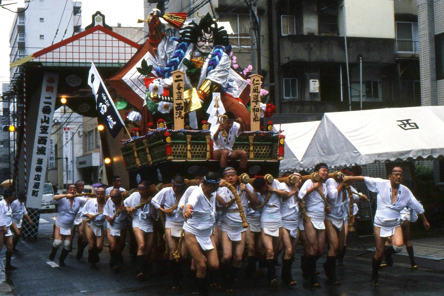 博多祇園山笠（7月・福岡中心部）