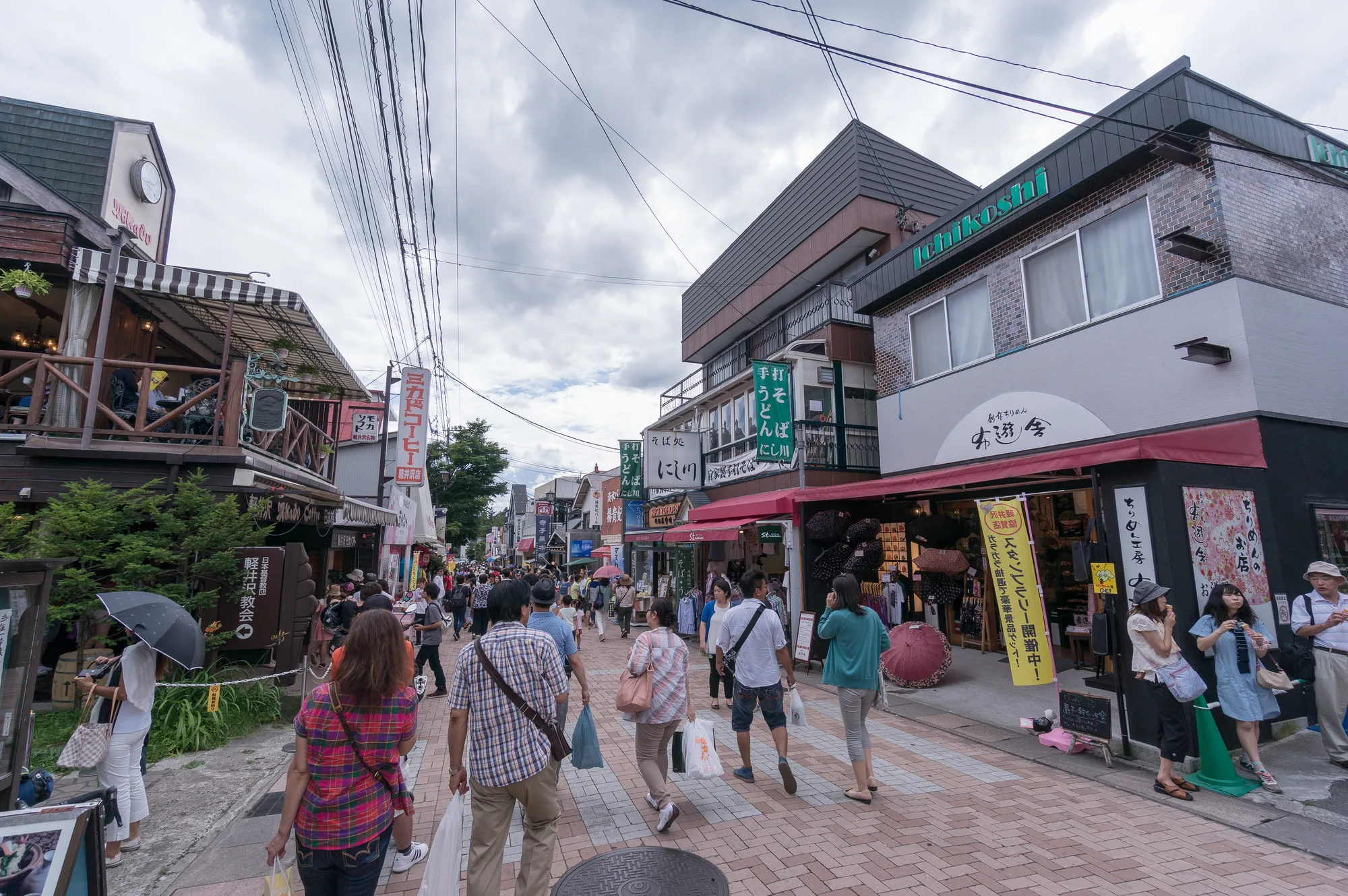 軽井沢銀座のサマー市場 — 地元の屋台やクラフトマーケット(7月〜8月)